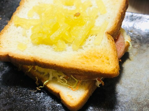 チーズのせ厚切りハムのホットサンド